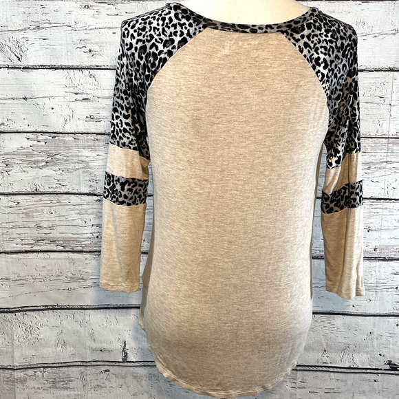 MAURICE'S T-Shirt 3/4 Sleeve Tan w Gray Cheetah-XS - Picture 2 of 2